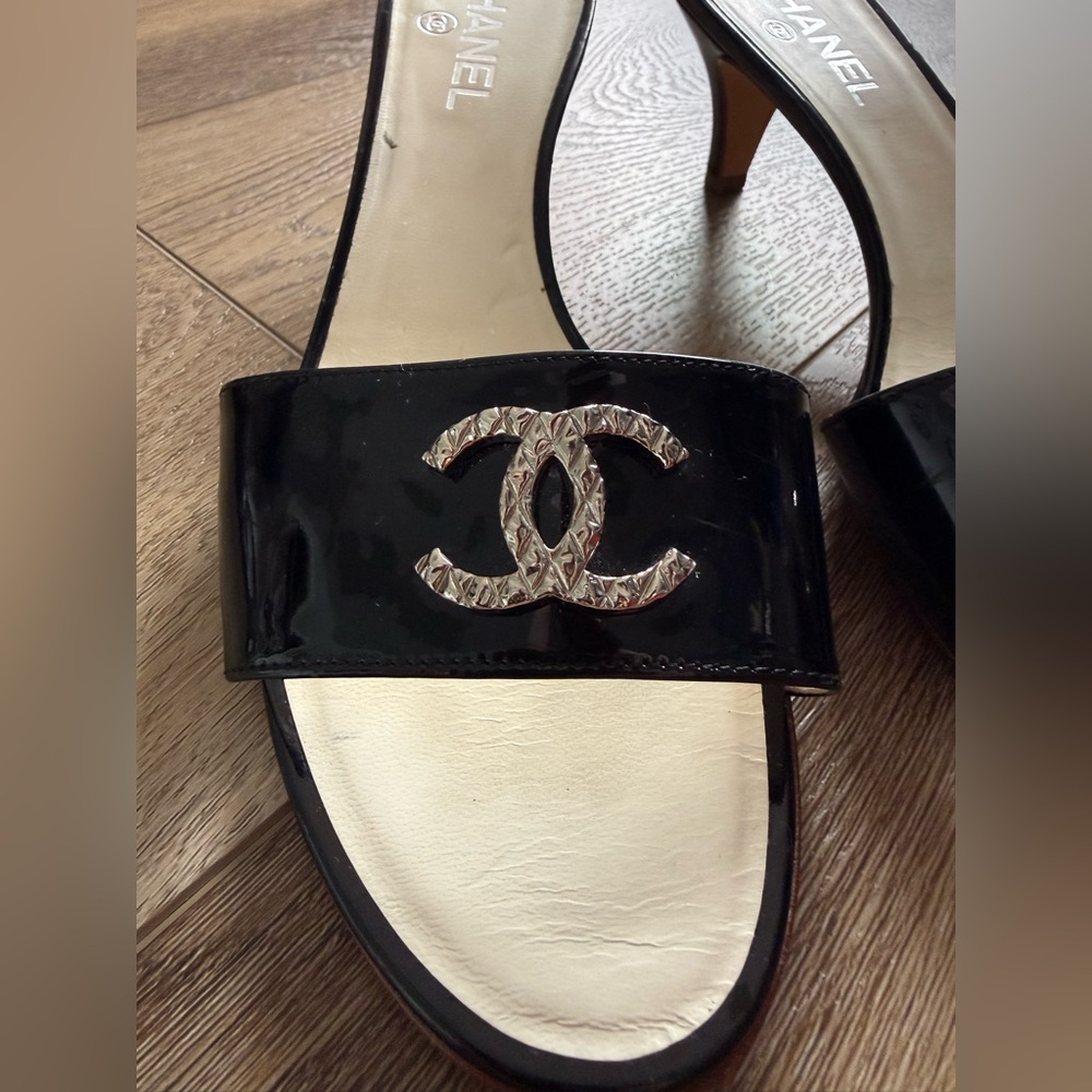 CHANEL Black Patent Leather Slide Mules with Silver CC Logo - Picture 4 of 11